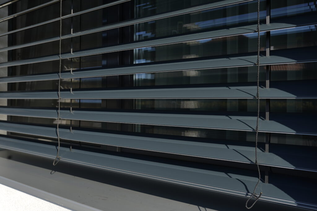 Tieniaca technika v modernom interiéri rodinného domu na západnom Slovensku