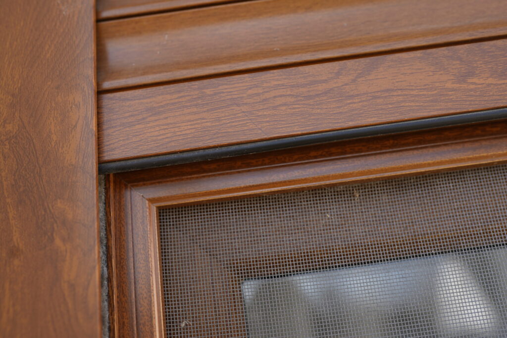 Tieniaca technika v modernom interiéri rodinného domu na západnom Slovensku