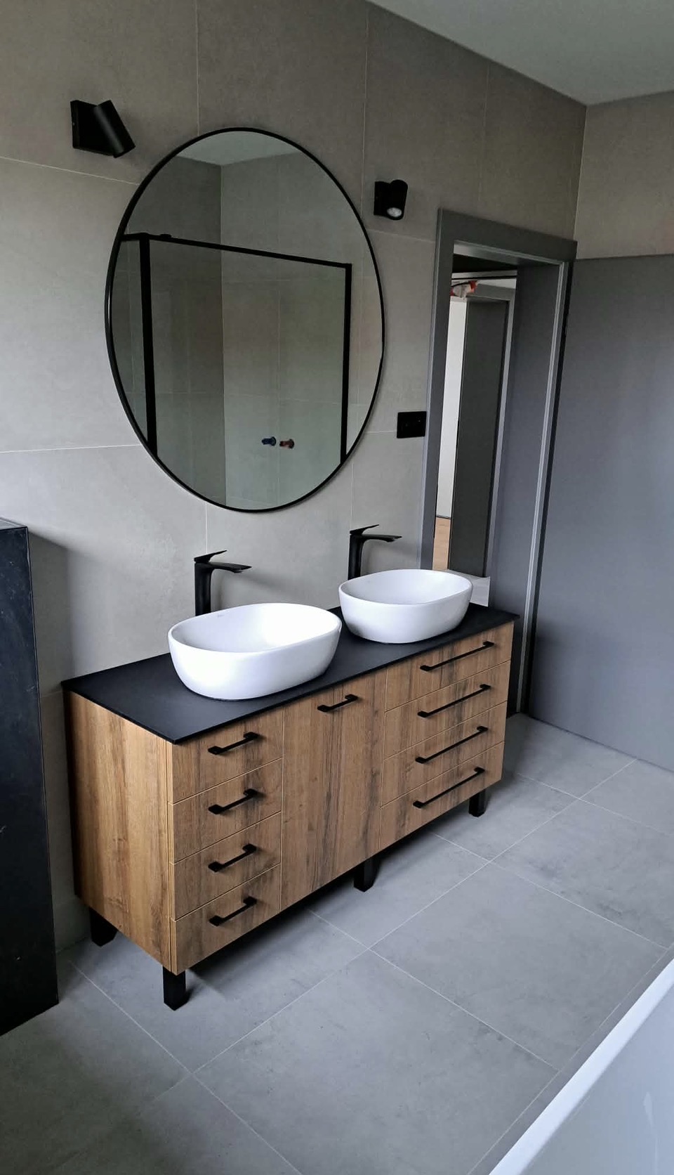 Kúpelňová skrinka na mieru vyrobená pre byt v Bratislave – OK Interier