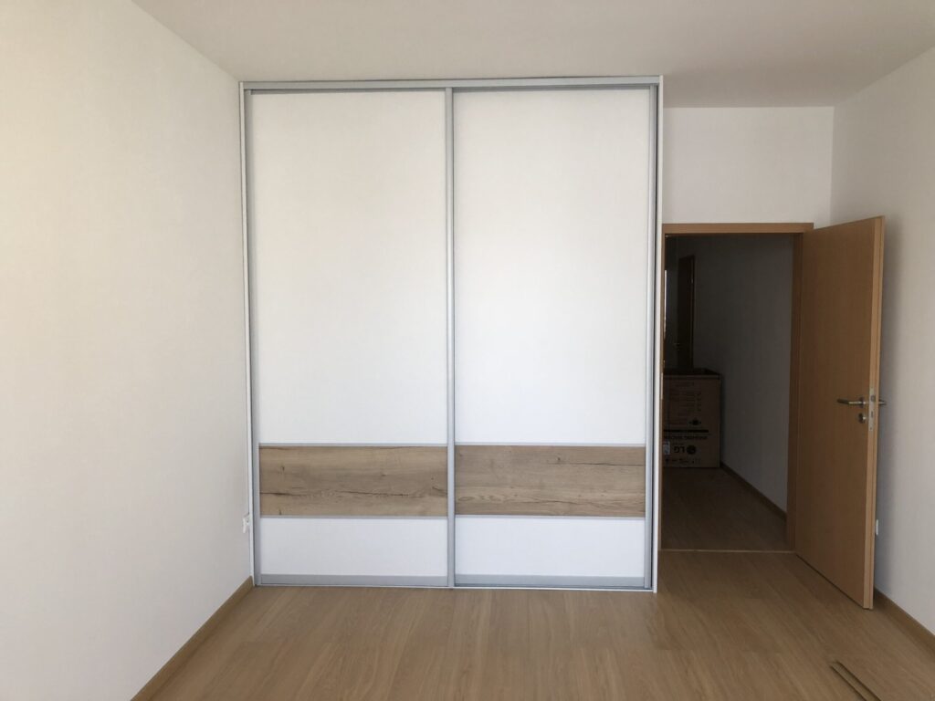 Vstavana skrina na mieru vyrobená pre byt v Stupava – OK Interier