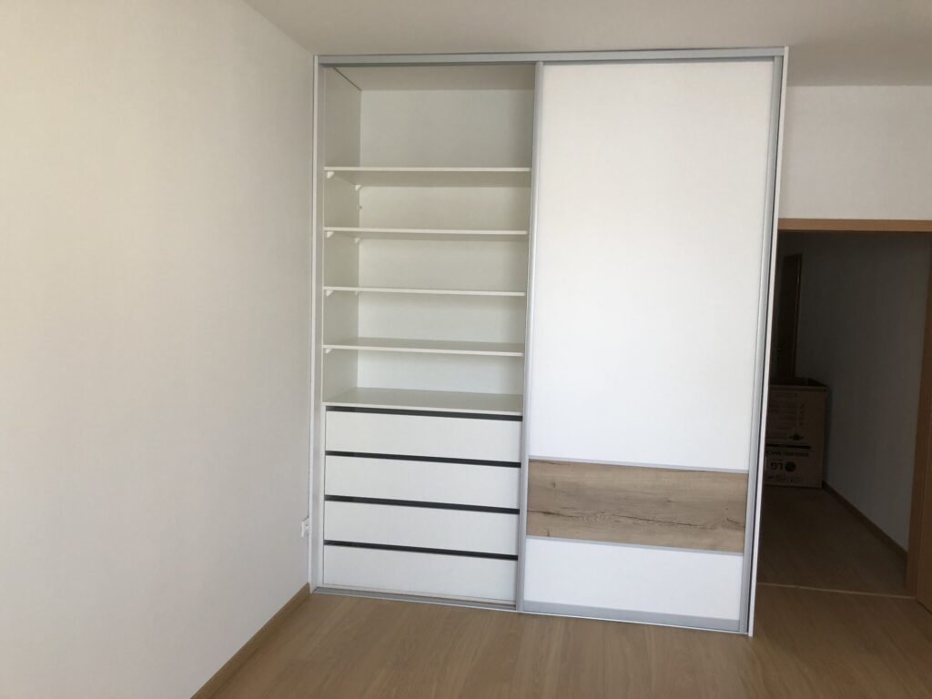 Vstavana skrina na mieru vyrobená pre byt v Stupava – OK Interier